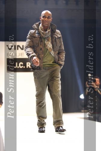 Amsterdam 9 november 2009
modeshow JC Rags en Vingino op  de beurs van Life after Football. Orlando Trustfull met zoon
Peter Smulders bv