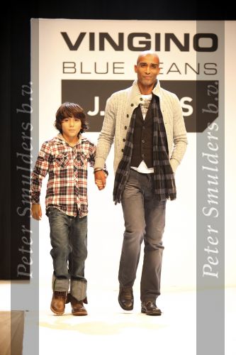 Amsterdam 9 november 2009
modeshow JC Rags en Vingino op  de beurs van Life after Football. Orlando Trustfull met zoon
Peter Smulders bv