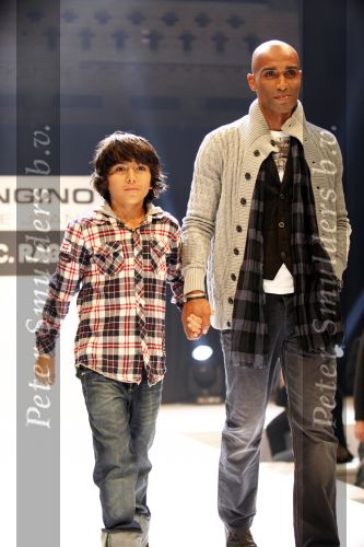 Amsterdam 9 november 2009
modeshow JC Rags en Vingino op  de beurs van Life after Football. Orlando Trustfull met zoon
Peter Smulders bv