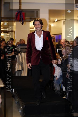 Amsterdam 28 november 2009
Bn ers lopen modeshow en verkopen art bags voor het aids fonds in de bijenhkorf. Oscar Kazan
Peter Smulders bv