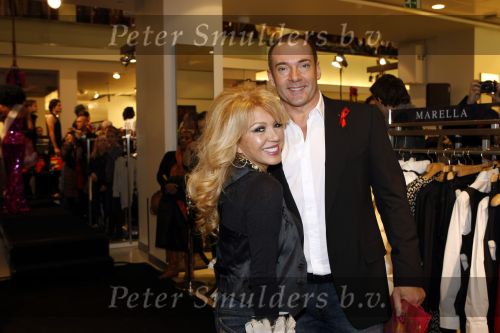 Amsterdam 28 november 2009
Bn ers lopen modeshow en verkopen art bags voor het aids fonds in de bijenhkorf. Patricia Paay en Gerard Joling
Peter Smulders bv