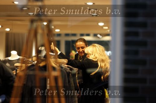 Amsterdam 9 november 2009
Patricia Paay aan het winkelen met een vriendin op de cornelis schuytstraat bij French Connection.
Peter Smulders bv