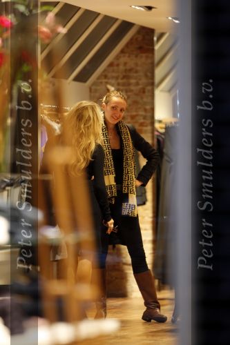 Amsterdam 9 november 2009
Patricia Paay aan het winkelen met een vriendin op de cornelis schuytstraat bij French Connection.
Peter Smulders bv