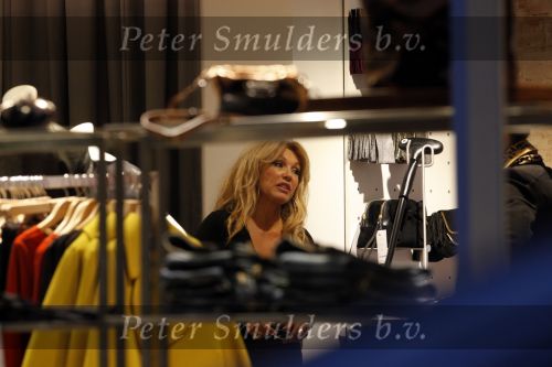 Amsterdam 9 november 2009
Patricia Paay aan het winkelen met een vriendin op de cornelis schuytstraat bij French Connection.
Peter Smulders bv