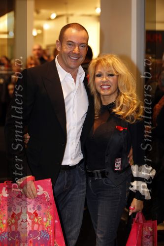 Amsterdam 28 november 2009
Bn ers lopen modeshow en verkopen art bags voor het aids fonds in de bijenkorf. Gerard Joling en Patricia Paay
Peter Smulders bv