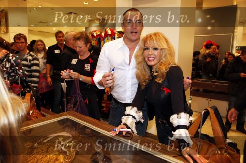 Amsterdam 28 november 2009
Bn ers lopen modeshow en verkopen art bags voor het aids fonds in de bijenkorf. Gerard Joling en Patricia Paay
Peter Smulders bv