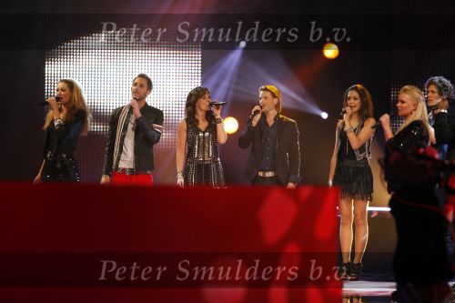 Hilversum 4 december 2009
Opnames live show popstars in studio 22. de finalisten Dewi Xander Mandy Robin Emmily Bart Charlotte Kim Wesley Joshua en Kristel. Gerard Joling en Nance Coolen presenteren het programma
Peter Smulders bv