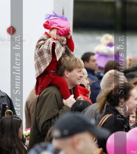 Scheveningen 14 november 2009
Prins Willem Alexander Prinses Maxima en hun kinderen Amalia Alexia en Ariane bij de intocht van Sinterklaas.
Peter Smulders bv