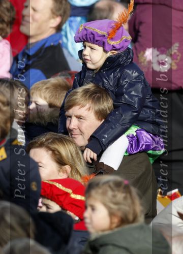 Scheveningen 14 november 2009
Prins Willem Alexander Prinses Maxima en hun kinderen Amalia Alexia en Ariane bij de intocht van Sinterklaas.
Peter Smulders bv