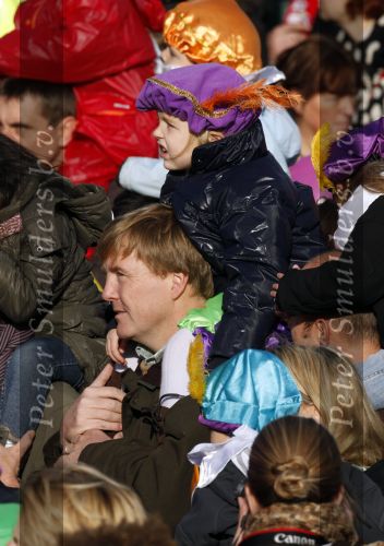 Scheveningen 14 november 2009
Prins Willem Alexander Prinses Maxima en hun kinderen Amalia Alexia en Ariane bij de intocht van Sinterklaas.
Peter Smulders bv