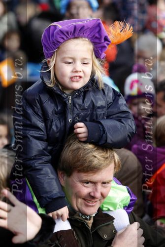 Scheveningen 14 november 2009
Prins Willem Alexander Prinses Maxima en hun kinderen Amalia Alexia en Ariane bij de intocht van Sinterklaas.
Peter Smulders bv