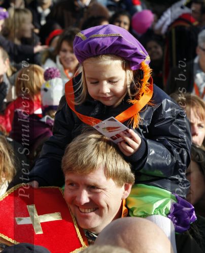 Scheveningen 14 november 2009
Prins Willem Alexander Prinses Maxima en hun kinderen Amalia Alexia en Ariane bij de intocht van Sinterklaas.
Peter Smulders bv