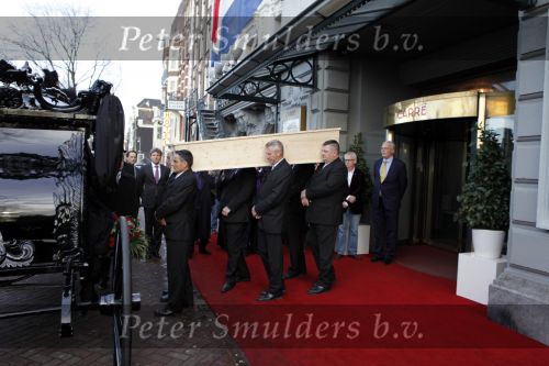 Amsterdam 8 december 2009
Begrafenis Ramses Shaffy op zorgvlied. Ramses vertrok met koets vanaf Carre. Daar waren Liesbeth List met man en dochter en Kitty Courbois
Peter Smulders bv