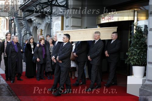 Amsterdam 8 december 2009
Begrafenis Ramses Shaffy op zorgvlied. Ramses vertrok met koets vanaf Carre. Daar waren Liesbeth List met man en dochter en Kitty Courbois
Peter Smulders bv