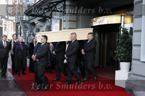 Amsterdam 8 december 2009
Begrafenis Ramses Shaffy op zorgvlied. Ramses vertrok met koets vanaf Carre. Daar waren Liesbeth List met man en dochter en Kitty Courbois
Peter Smulders bv