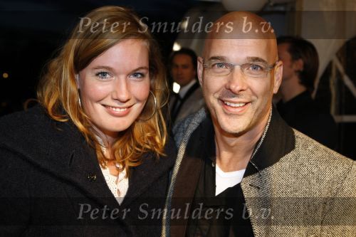 Amsterdam 12 november 2009
Veiling olifanten kunstwerk in de westergasfabriek. Rob Kamphues met zijn nieuwe vriendin
Peter Smulders bv