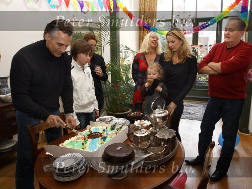 Den Haag, 14 November 2009
Verjaardagsfeestje tgv 2e verjaardag Livia Schoemachter, dochter van Claudia & Robert Schoemacher
Robert met zijn 1e vrouw Monique en 2e vrouw Claudia, verder zijn moeder, dochter Livia
Foto Peter Smulders