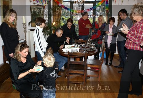 Den Haag, 14 November 2009
Verjaardagsfeestje tgv 2e verjaardag Livia Schoemachter, dochter van Claudia & Robert Schoemacher
Robert met zijn 1e vrouw Monique en 2e vrouw Claudia, verder zijn moeder, dochter Livia
Foto Peter Smulders