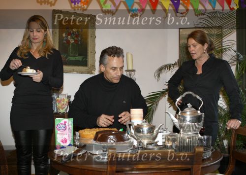 Den Haag, 14 November 2009
Verjaardagsfeestje tgv 2e verjaardag Livia Schoemachter, dochter van Claudia & Robert Schoemacher
Robert met zijn 1e vrouw Monique en 2e vrouw Claudia, verder zijn moeder, dochter Livia
Foto Peter Smulders