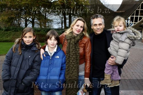 Kaatsheuvel 29 november 2009
Presentatie CD Sound of music in het efteling theater. Robert Schoemacher met zijn vrouw Claudia en kinderen en een vriendinnetje
Peter Smulders bv