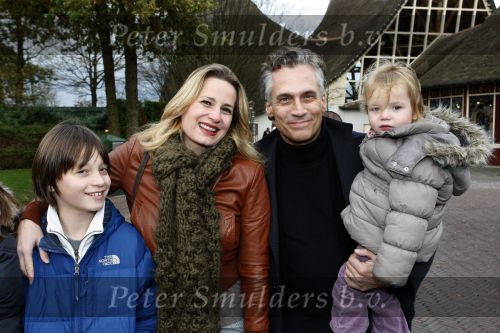 Kaatsheuvel 29 november 2009
Presentatie CD Sound of music in het efteling theater. Robert Schoemacher met zijn vrouw Claudia en kinderen en een vriendinnetje
Peter Smulders bv