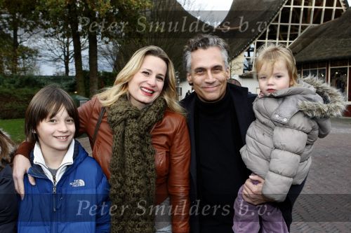 Kaatsheuvel 29 november 2009
Presentatie CD Sound of music in het efteling theater. Robert Schoemacher met zijn vrouw Claudia en kinderen en een vriendinnetje
Peter Smulders bv