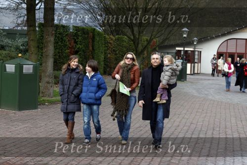 Kaatsheuvel 29 november 2009
Presentatie CD Sound of music in het efteling theater. Robert Schoemacher met zijn vrouw Claudia en kinderen en een vriendinnetje
Peter Smulders bv