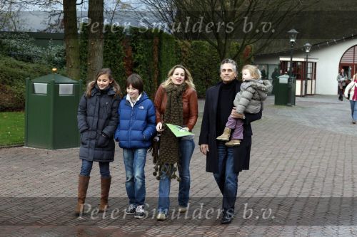 Kaatsheuvel 29 november 2009
Presentatie CD Sound of music in het efteling theater. Robert Schoemacher met zijn vrouw Claudia en kinderen en een vriendinnetje
Peter Smulders bv