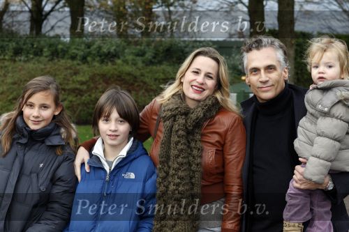 Kaatsheuvel 29 november 2009
Presentatie CD Sound of music in het efteling theater. Robert Schoemacher met zijn vrouw Claudia en kinderen en een vriendinnetje
Peter Smulders bv