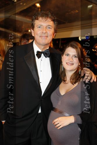 Amsterdam 16 november 2009
Premiere komt een vrouw bij de dochter in Tuschinski. Robert ten Brink met zwangere dochter
Peter Smulders bv