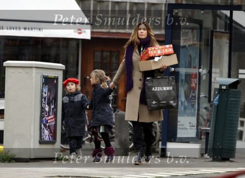 Amsterdam 4 december 2009
Robine v d Meer met kinderen op straat.
Peter Smulders bv