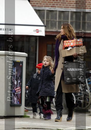 Amsterdam 4 december 2009
Robine v d Meer met kinderen op straat.
Peter Smulders bv