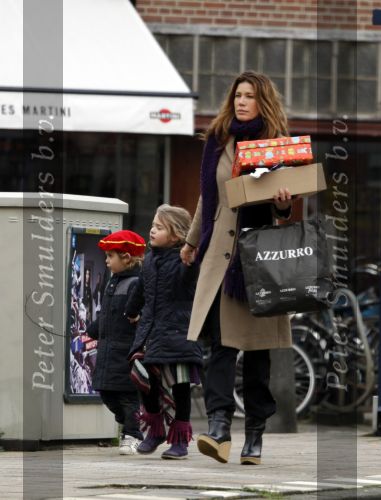 Amsterdam 4 december 2009
Robine v d Meer met kinderen op straat.
Peter Smulders bv