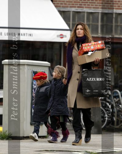 Amsterdam 4 december 2009
Robine v d Meer met kinderen op straat.
Peter Smulders bv