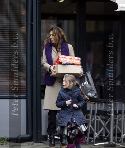 Amsterdam 4 december 2009
Robine v d Meer met kinderen op straat.
Peter Smulders bv
