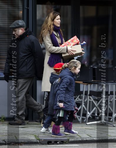 Amsterdam 4 december 2009
Robine v d Meer met kinderen op straat.
Peter Smulders bv