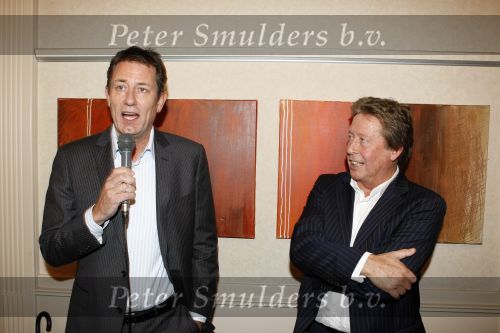 Amsterdam Schiphol 23 november 2009
Presentatie boek Hans Kazan in het Hilton hotel. Ruud Hendriks reikt het eerste boek uit
Peter Smulders bv