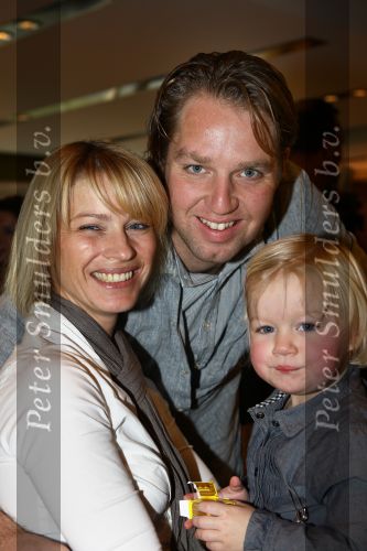 Arnhem, Papendal 8 December 2009
Presentatie 3e uitgave van het magazine HELDEN van Frits Barend en zijn dochter Barbara Barend
Stefan Postma met zijn vrouw Manon Slagen en dochtertje Vlinder Postma
Foto Peter Smulders