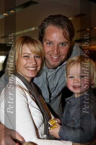 Arnhem, Papendal 8 December 2009
Presentatie 3e uitgave van het magazine HELDEN van Frits Barend en zijn dochter Barbara Barend
Stefan Postma met zijn vrouw Manon Slagen en dochtertje Vlinder Postma
Foto Peter Smulders