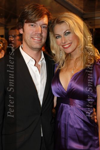 Amsterdam 16 november 2009
Premiere komt een vrouw bij de dochter in Tuschinski. Susan Smit met vriend
Peter Smulders bv