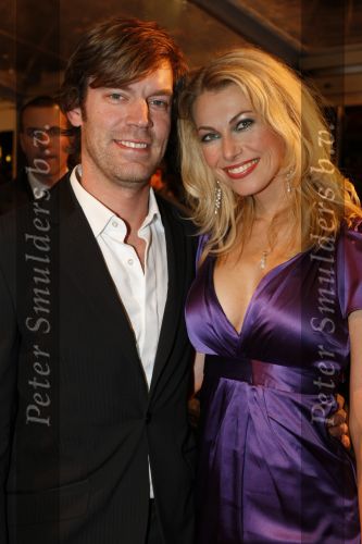 Amsterdam 16 november 2009
Premiere komt een vrouw bij de dochter in Tuschinski. Susan Smit met vriend
Peter Smulders bv