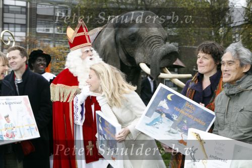 Amsterdam 16 november 2009
Presentatie boek  sinterklaas Douwe Egberts met Paul de Leeuw Susan Smit Francine Oomen en Kim Lian v d Meij ( zwanger)
Peter Smulders bv