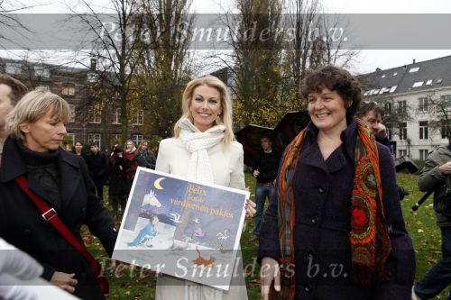 Amsterdam 16 november 2009
Presentatie boek  sinterklaas Douwe Egberts met Paul de Leeuw Susan Smit Francine Oomen en Kim Lian v d Meij ( zwanger)
Peter Smulders bv