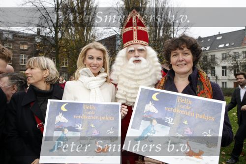 Amsterdam 16 november 2009
Presentatie boek  sinterklaas Douwe Egberts met Paul de Leeuw Susan Smit Francine Oomen en Kim Lian v d Meij ( zwanger). Wim Rijken als sinterklaas
Peter Smulders bv