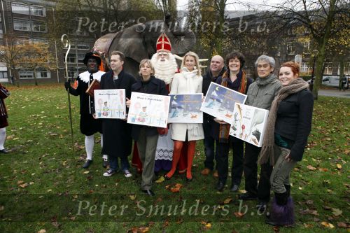 Amsterdam 16 november 2009
Presentatie boek  sinterklaas Douwe Egberts met Paul de Leeuw Susan Smit Francine Oomen en Kim Lian v d Meij ( zwanger)
Peter Smulders bv