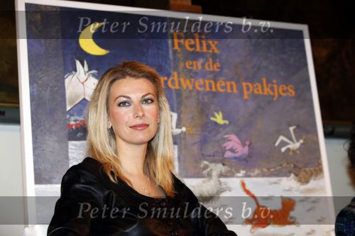 Amsterdam 16 november 2009
Presentatie boek  sinterklaas Douwe Egberts met Paul de Leeuw Susan Smit Francine Oomen en Kim Lian v d Meij ( zwanger)
Peter Smulders bv