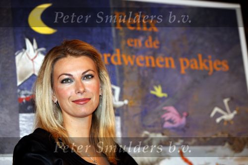 Amsterdam 16 november 2009
Presentatie boek  sinterklaas Douwe Egberts met Paul de Leeuw Susan Smit Francine Oomen en Kim Lian v d Meij ( zwanger)
Peter Smulders bv