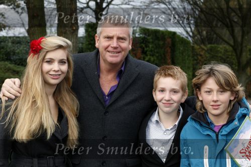 Kaatsheuvel 29 november 2009
Presentatie CD Sound of music in het efteling theater. Sybrand Niessen met zoon en dochter en een vriendinnetje
Peter Smulders bv