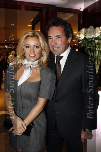 Amsterdam 1 december 2009
Opening Tiffany\'s winkel in de pc hooftstraat. Ronnie Rosenbaum en tatjana
Peter Smulders bv