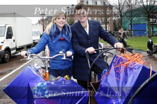 Amsterdam 3 december 2009
Beau v Erven Dorens en een zwangere Tooske Ragas delen voor de staatsloterij met de bakfiets cadeautjes uit.
Peter Smulders bv
